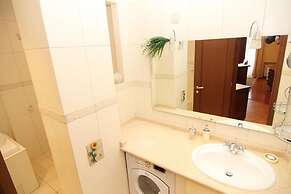 Lakshmi Apartment Red Square