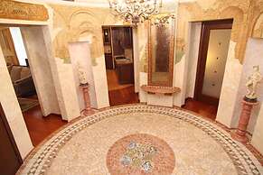 Lakshmi Apartment Red Square