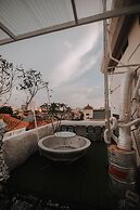Very Hotel