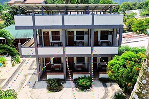 Ausan Beach Front Cottage and Restaurant