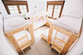 Latas Surf House