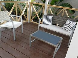 The Discovery Bay Lux Apartment