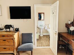 Ascot House Hotel