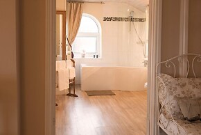 Ascot House Hotel