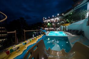 Skylodge Resort