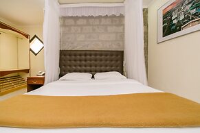Green Hills Hotel