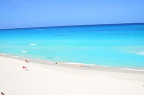 AR Cancun Plaza