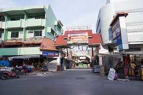 Lux Rooms Night Bazaar