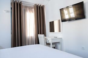 Tristhenia Hotel