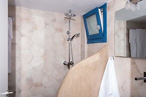 Tristhenia Hotel