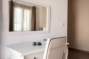 Tristhenia Hotel