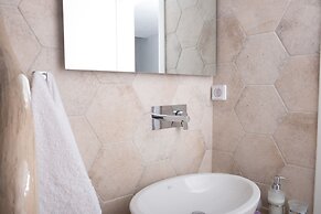 Tristhenia Hotel
