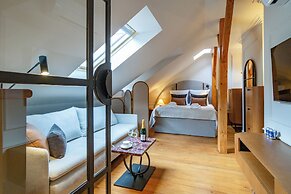 MR 3 Apartments