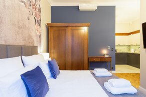 MR 3 Apartments
