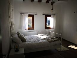 Effrosini Stonehouse Portaria