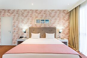 The Grand Gloria Hotel