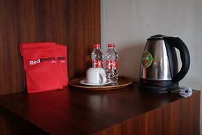 RedDoorz Plus near Senen