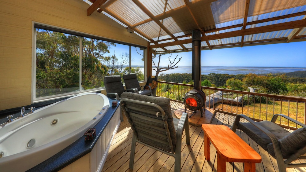 Island View Spa Cottage
