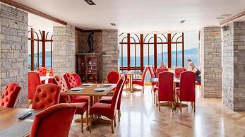 Monte Cristo Hotel with Rooftop Pool
