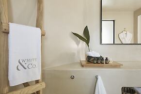 White and Co. La Torre Suites