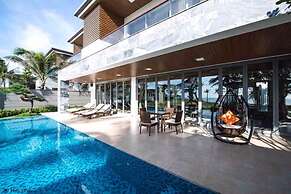 Luxury Yacht Villa