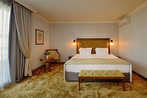 Club Central Hotel