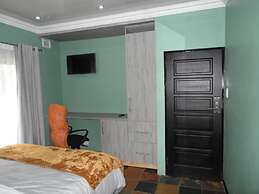 Lake Sands Manor