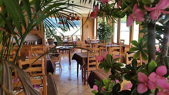 Logis Hôtel Le Gai Pinson