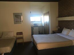 Tudor House Motel