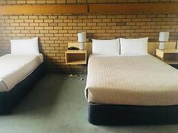 Tudor House Motel