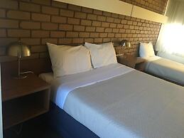 Tudor House Motel