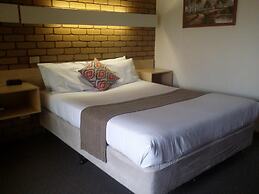 Tudor House Motel