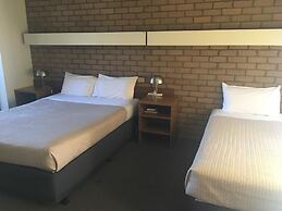 Tudor House Motel