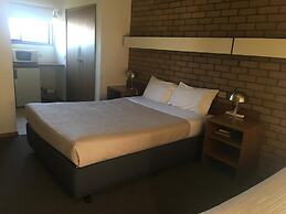 Tudor House Motel