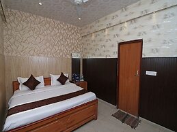 OYO 13234 Hotel Mahak
