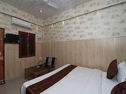 OYO 13234 Hotel Mahak