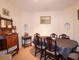 Holly Hoose