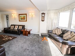 11 Glyn Garth Mews