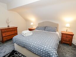 11 Glyn Garth Mews