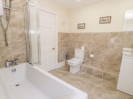 11 Glyn Garth Mews
