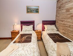 Holly Lodge