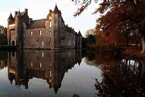 The Archeologist Home-Chateau Le Mur