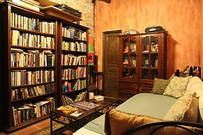 The Archeologist Home-Chateau Le Mur