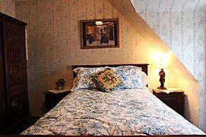 The Archeologist Home-Chateau Le Mur