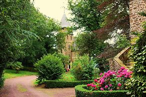The Archeologist Home-Chateau Le Mur