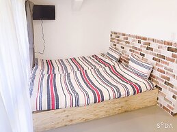 BOND - Hostel