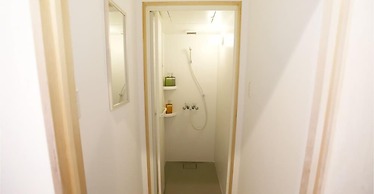 BOND - Hostel