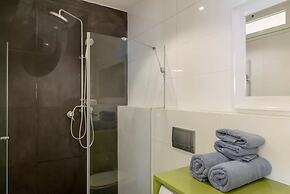 2Rooms Perfect Location  1Min to  Beach