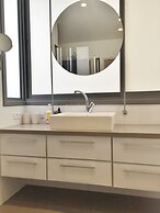 Hilton Beach Stunning Designer 2BR APT
