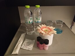 RoomQuest Chonburi Phanat Nikhom